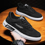 Schwarze Sneaker mit weißer Sohle, Herrenmode, sportlich, lässig, bequem, modisch, Lederoptik.