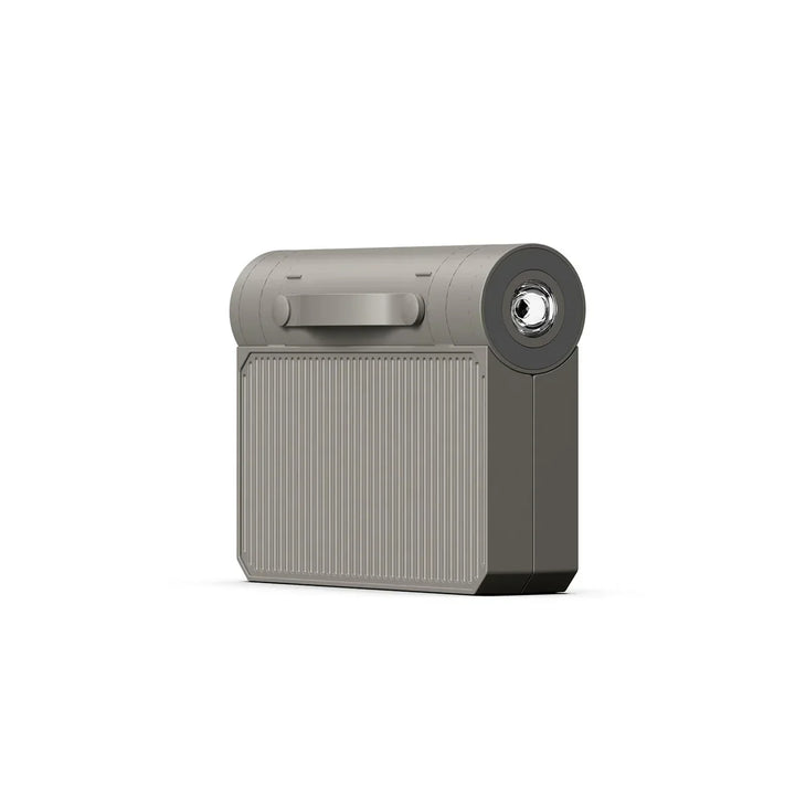 Grauer tragbarer Akku, rechteckig, mit Griff, für Outdoor-Elektronik, robustes Design.