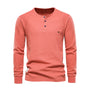 Orangefarbenes Herren-Langarmshirt, Baumwolle, Knopfleiste, Freizeitmode, Herbstbekleidung.