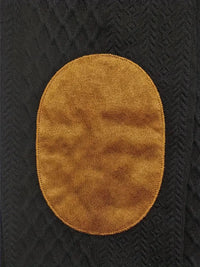 Schwarzer Strickpullover mit braunem Ellbogenpatch, Outdoor-Bekleidung, Herrenmode.