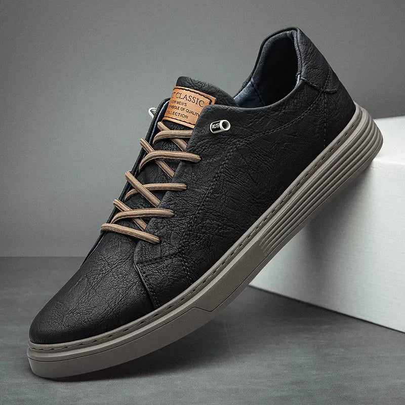 Schwarze Oxford-Ledersneaker, bequem, atmungsaktiv, mit braunen Schnürsenkeln.