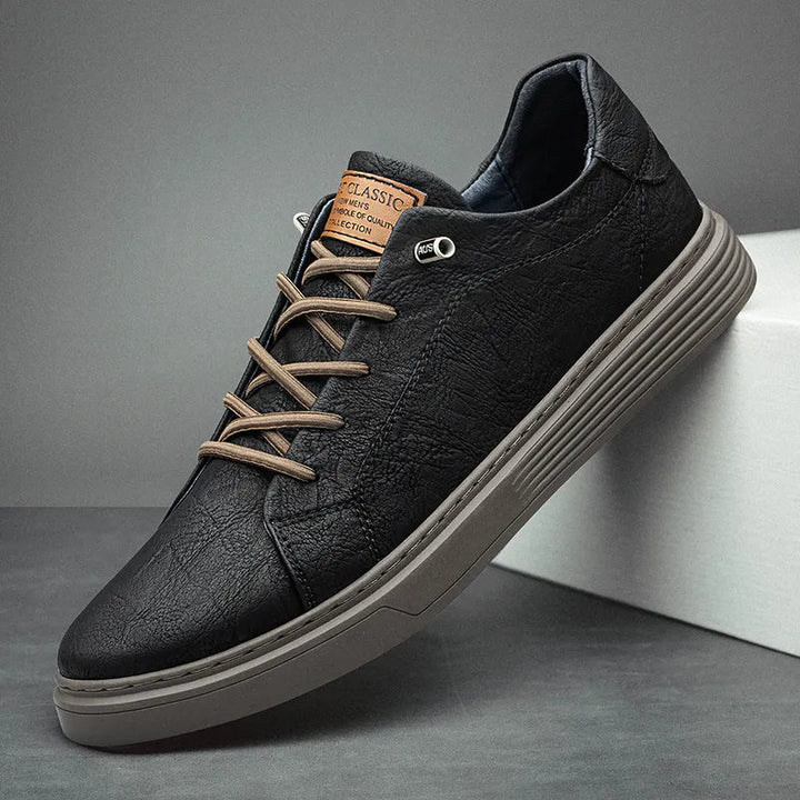 Schwarze Oxford-Ledersneaker, bequem, atmungsaktiv, mit braunen Schnürsenkeln.