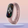 Pfirsichfarbenes Fitbit-Smartwatch mit rundem Display, Fitness-Tracker, Herzfrequenzmesser.