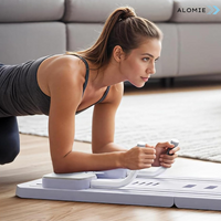 Frau trainiert auf weißem Pilates-Reformer, Fitnessgerät, Heimtraining, Sportbekleidung.