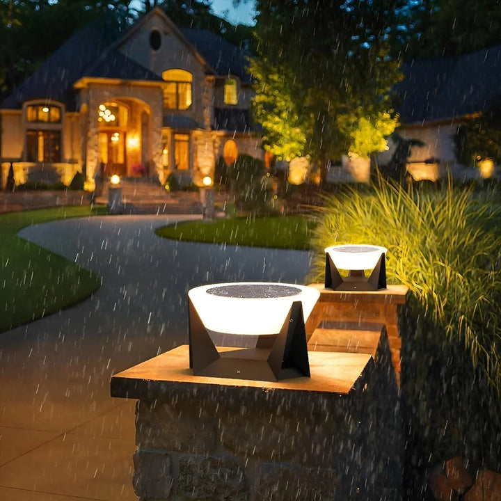 Solarlampen im Regen vor einem beleuchteten Haus, moderne Gartenbeleuchtung, energiesparend.