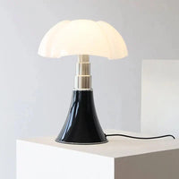 Moderne schwarze Tischlampe mit weißem Schirm, ideal für Schlafzimmer, Designer-Lampe.
