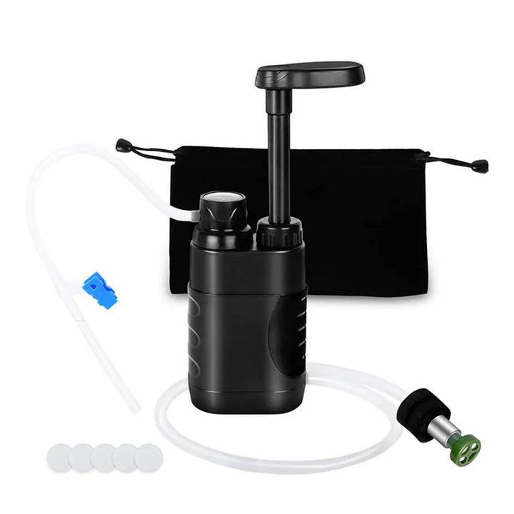 Tragbarer Wasserfilter, schwarz, mit Pumpe und Zubehör, ideal für Outdoor-Abenteuer.