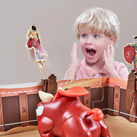 Kind spielt mit rotem Spielzeugstier in Arena, begeistert, interaktives Kinderspielzeug, Spaß.