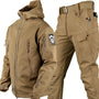 Taktische Outdoor-Jacke und Hose, beige, wasserabweisend, mit Reißverschlusstaschen und Abzeichen.