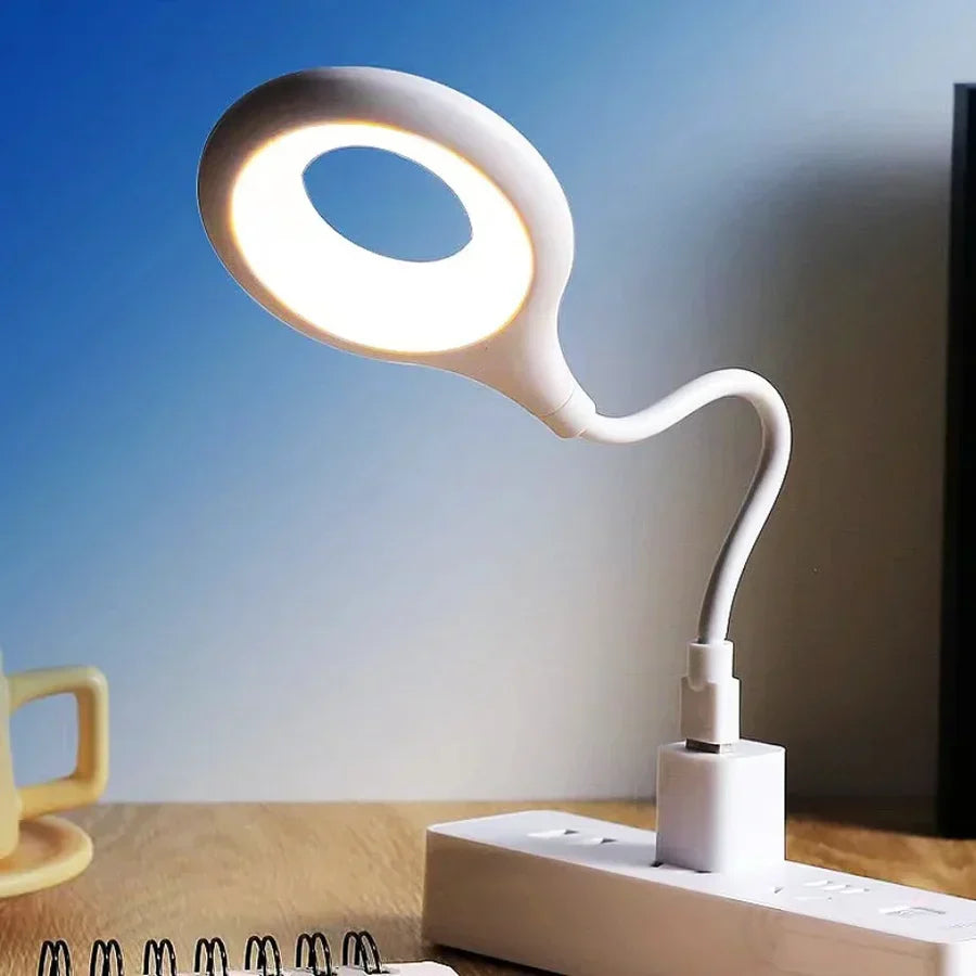 Weiße LED-Tischlampe mit flexiblem Hals, modernes Design, ideal für Schreibtischbeleuchtung.