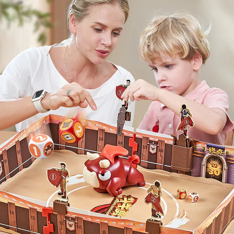 Mutter und Kind spielen mit rotem Stier-Brettspiel, Würfel, Figuren, interaktives Familienspiel.