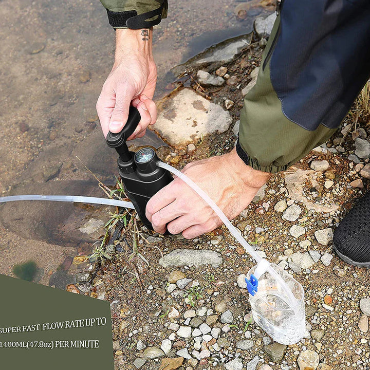 Mann pumpt Wasser mit tragbarem Wasserfilter, Outdoor-Camping, schwarz, effizient, kompakt.