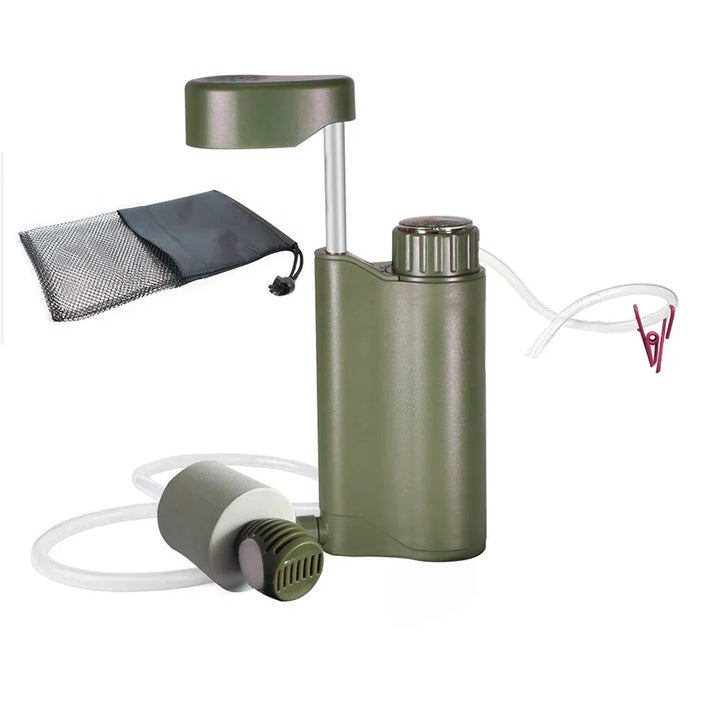 Tragbarer Wasserfilter, olivgrün, mit Schlauch und Aufbewahrungstasche für Outdoor-Abenteuer.