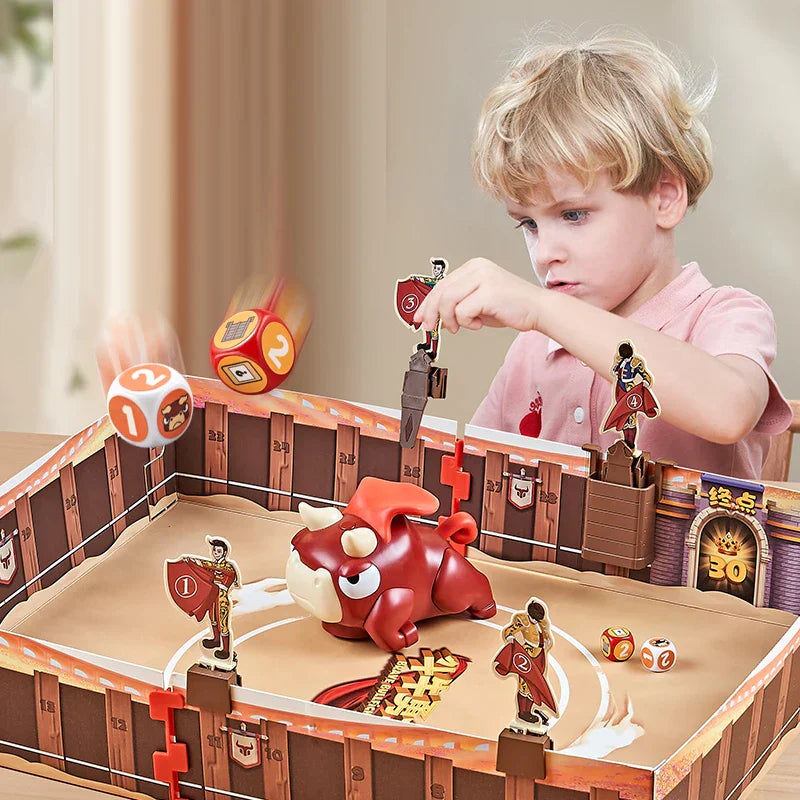 Kind spielt mit Stier-Brettspiel, Würfel und Figuren, interaktives Kinderspielzeug, bunt.