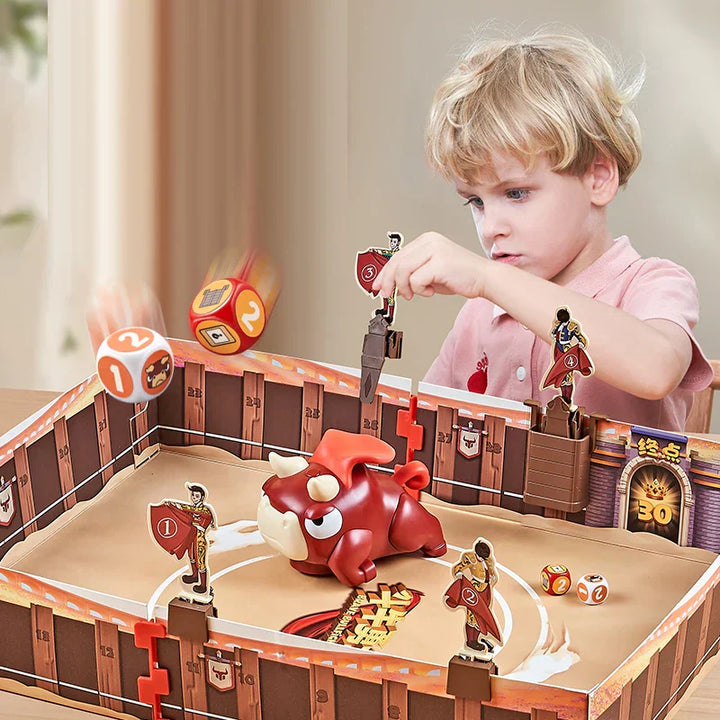 Kind spielt mit Stier-Brettspiel, Würfel und Figuren, interaktives Kinderspielzeug, bunt.