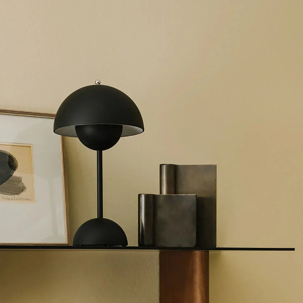 Schwarze Tischlampe im Retro-Stil auf Regal, moderne Inneneinrichtung, minimalistisch.