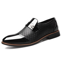 Schwarzer Herren-Lederslipper mit glänzendem Finish und Muster, eleganter Business-Schuh.
