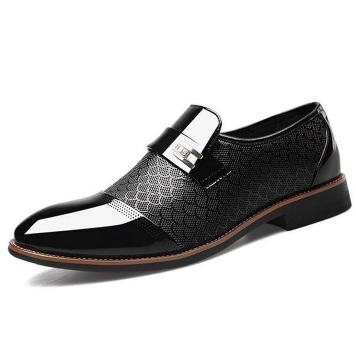 Schwarzer Herren-Lederslipper mit glänzendem Finish und Muster, eleganter Business-Schuh.