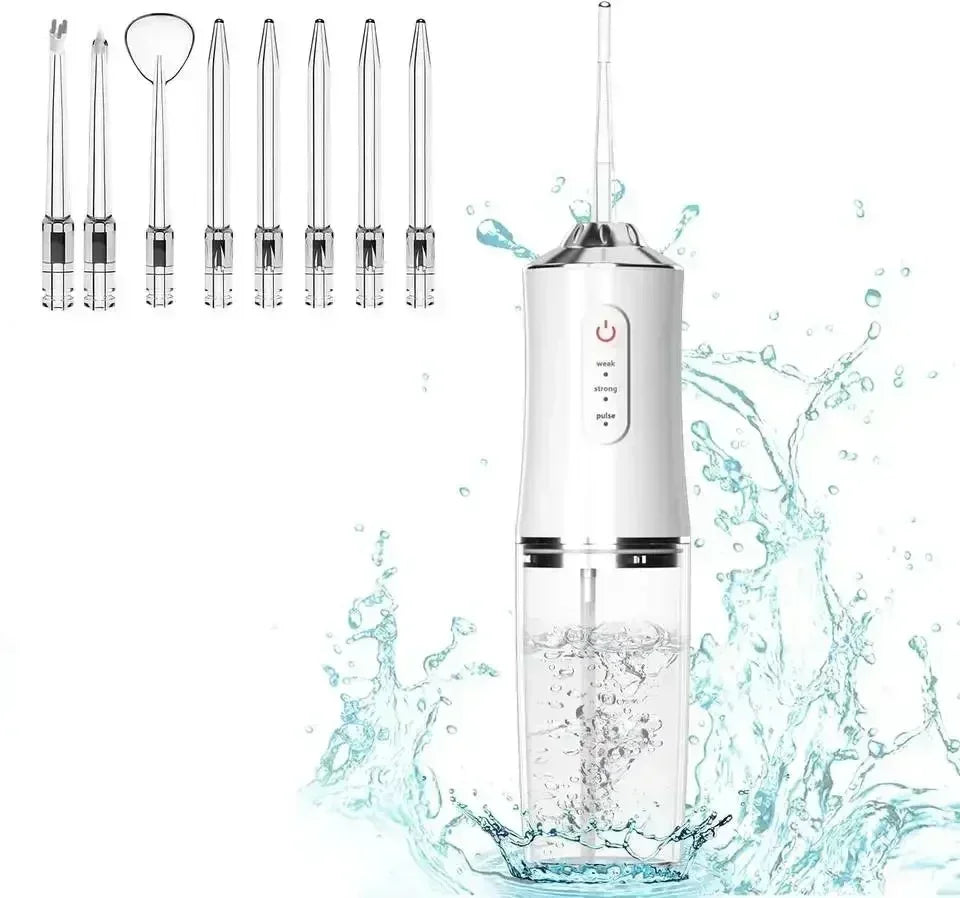 Tragbare weiße Munddusche mit verschiedenen Aufsätzen, ideal für Zahnreinigung und Mundhygiene.