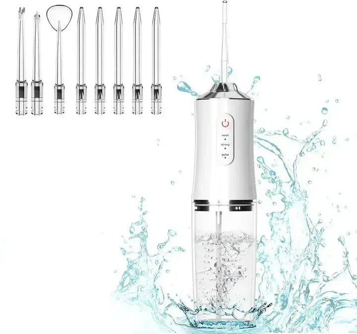 Tragbare weiße Munddusche mit verschiedenen Aufsätzen, ideal für Zahnreinigung und Mundhygiene.