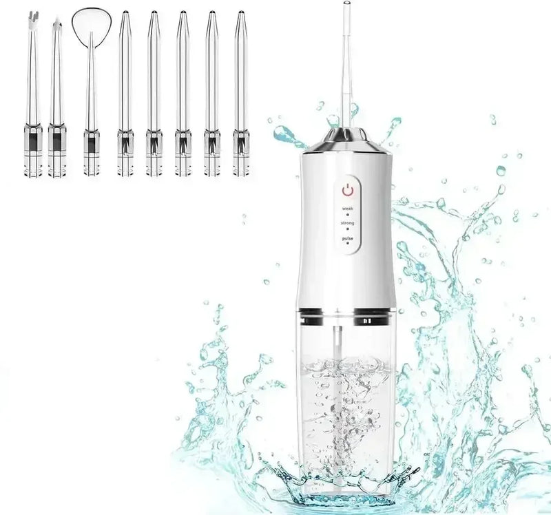 Tragbare weiße Munddusche mit verschiedenen Aufsätzen, ideal für Zahnreinigung und Mundhygiene.