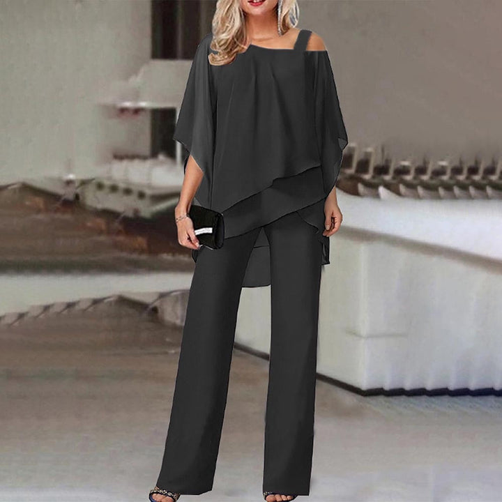 Elegantes schwarzes Damen-Outfit, zweiteilig, schulterfrei, ideal für Abendveranstaltungen.