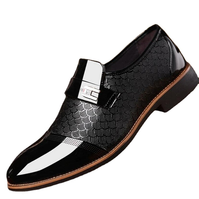 Schwarzer Herren-Lederslipper, glänzend, mit Schnalle, eleganter Business-Schuh.