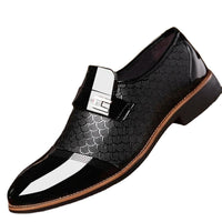 Schwarzer Herren-Lederslipper, glänzend, mit Schnalle, eleganter Business-Schuh.