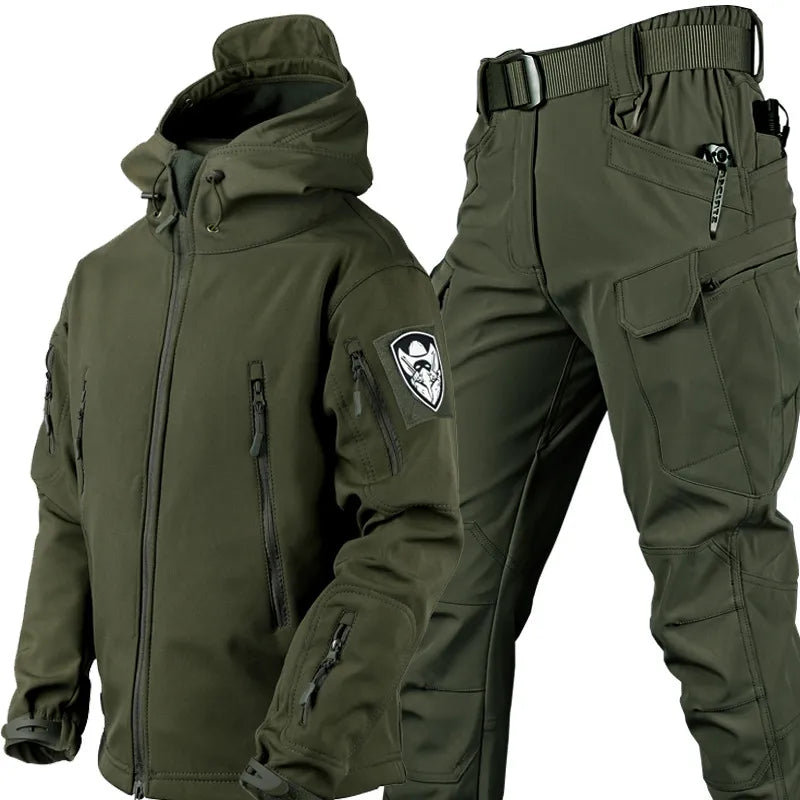 Olivgrünes taktisches Softshell-Set, Jacke und Hose, Outdoor-Bekleidung, wasserabweisend.