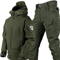 Olivgrünes taktisches Softshell-Set, Jacke und Hose, Outdoor-Bekleidung, wasserabweisend.