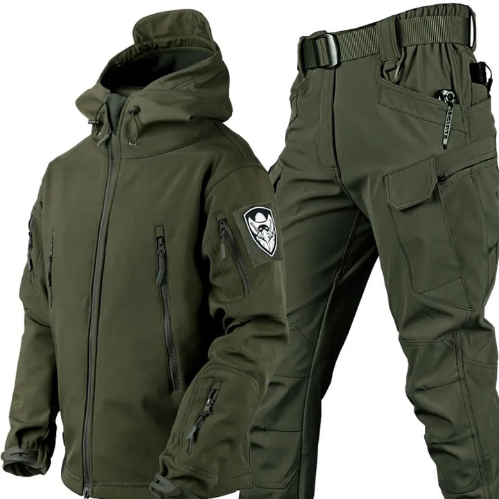 Olivgrünes taktisches Softshell-Set, Jacke und Hose, Outdoor-Bekleidung, wasserabweisend.
