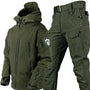 Olivgrünes taktisches Softshell-Set, Jacke und Hose, Outdoor-Bekleidung, wasserabweisend.