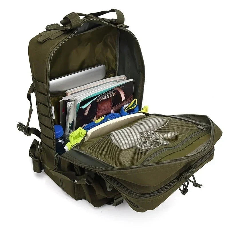 Offener olivgrüner Rucksack, Laptopfach, Bücher, Kabel, ideal für Reisen und Outdoor-Abenteuer.