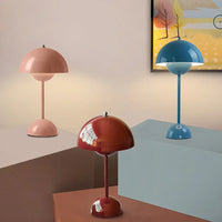 Drei bunte Tischlampen, Retro-Design, rosa, blau, rot, moderne Inneneinrichtung, Metall.