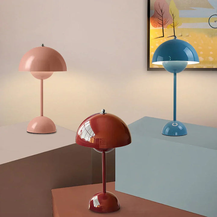 Drei bunte Tischlampen, Retro-Design, rosa, blau, rot, moderne Inneneinrichtung, Metall.