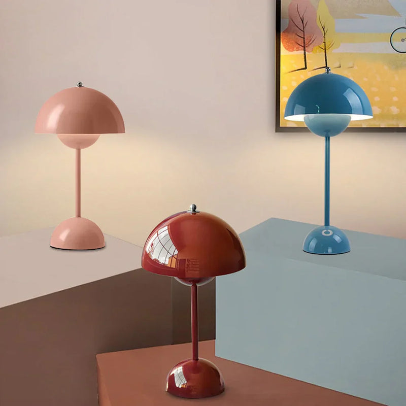 Drei bunte Tischlampen, Retro-Design, rosa, blau, rot, moderne Inneneinrichtung, Metall.