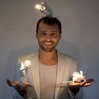 Mann mit SELETTI Maus Tischlampen, moderne LED-Designs, weißes Harz, kreative Raumdekoration.