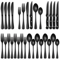 Schwarzes Besteckset aus Edelstahl, 24-teilig, modern, Messer, Gabeln, Löffel, stilvoll.