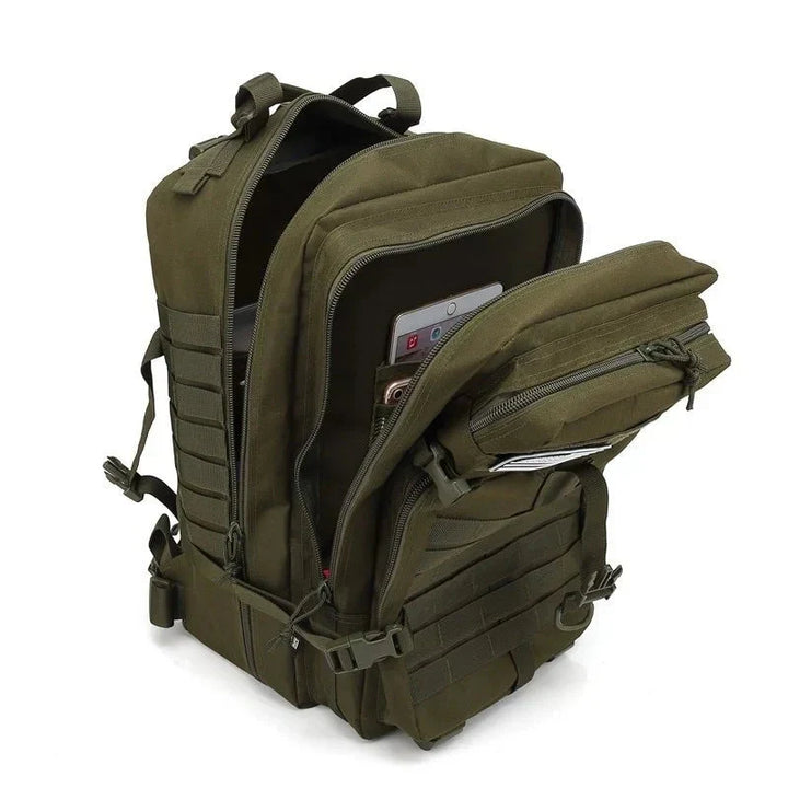Olivgrüner taktischer Rucksack, robust, mit mehreren Fächern, ideal für Outdoor-Aktivitäten.