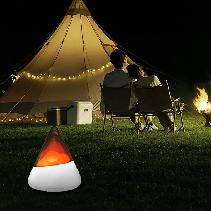 Zelt mit Lichterkette, Paar am Lagerfeuer, Camping bei Nacht, romantische Outdoor-Szene