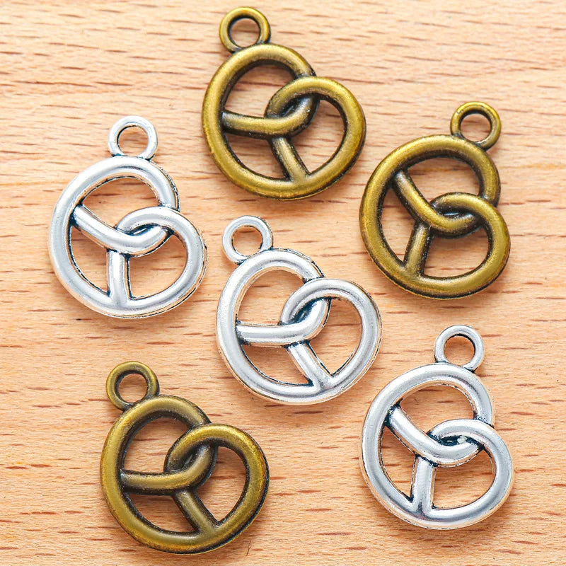 30 Stück Mini Brezel-Anhänger – BreznGlanz Charms Oktoberfest 2025