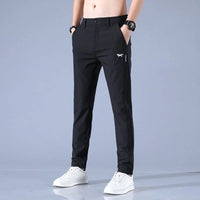 Schwarze Herren-Sporthose, elastisch, mit Logo, ideal für Fitness und Freizeit.