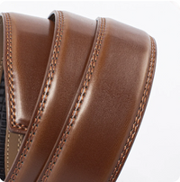 Brauner Ledergürtel, Herrenmode, elegante Accessoires, hochwertige Verarbeitung, stilvoll.