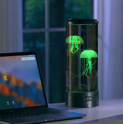 Leuchtende Quallen-Lampe auf Schreibtisch neben Laptop, LED-Dekoration, Nachtlicht, modern.