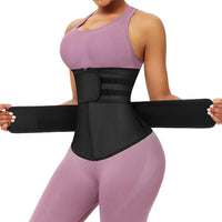 Frau in lila Sportkleidung trägt schwarzen Taillentrainer, Fitness, Abnehmen, Shapewear.