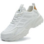 Weißer Sneaker, atmungsaktives Mesh, sportliches Design, Herrenmode, bequeme Laufschuhe.