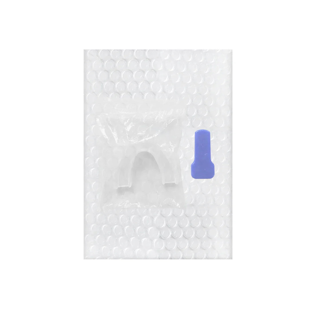 Durchsichtige Zahnschiene mit blauem Etui auf Luftpolsterfolie, Zahnschutz, Mundschutz.