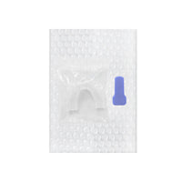 Durchsichtige Zahnschiene mit blauem Etui auf Luftpolsterfolie, Zahnschutz, Mundschutz.