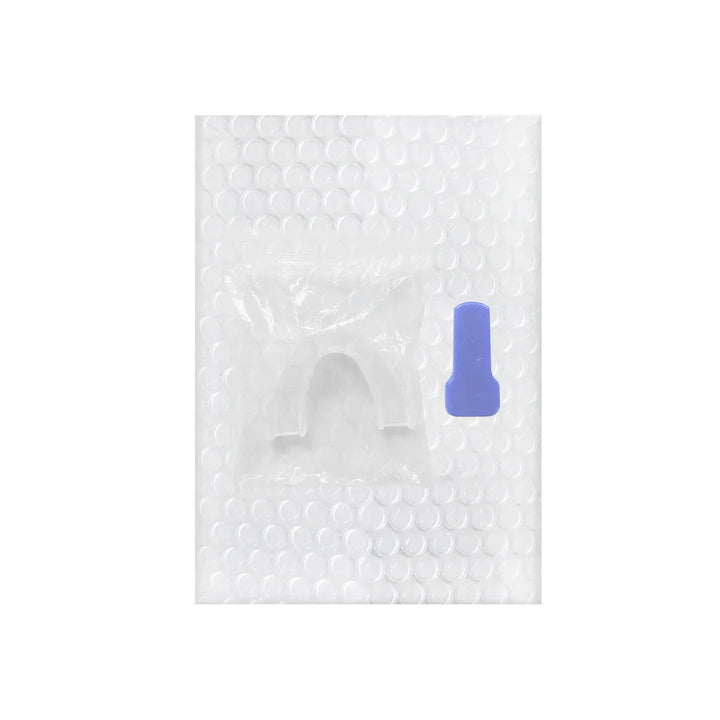 Durchsichtige Zahnschiene mit blauem Etui auf Luftpolsterfolie, Zahnschutz, Mundschutz.