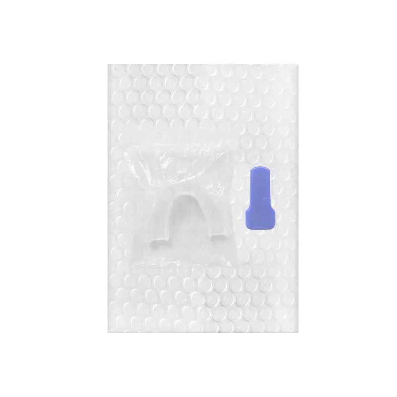 Durchsichtige Zahnschiene mit blauem Etui auf Luftpolsterfolie, Zahnschutz, Mundschutz.